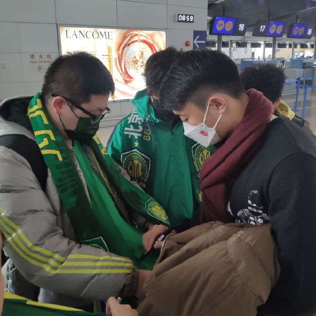在伦敦城中长大成人的汤姆，阴差阳错地成为了赫斯特逃亡路上的伙伴